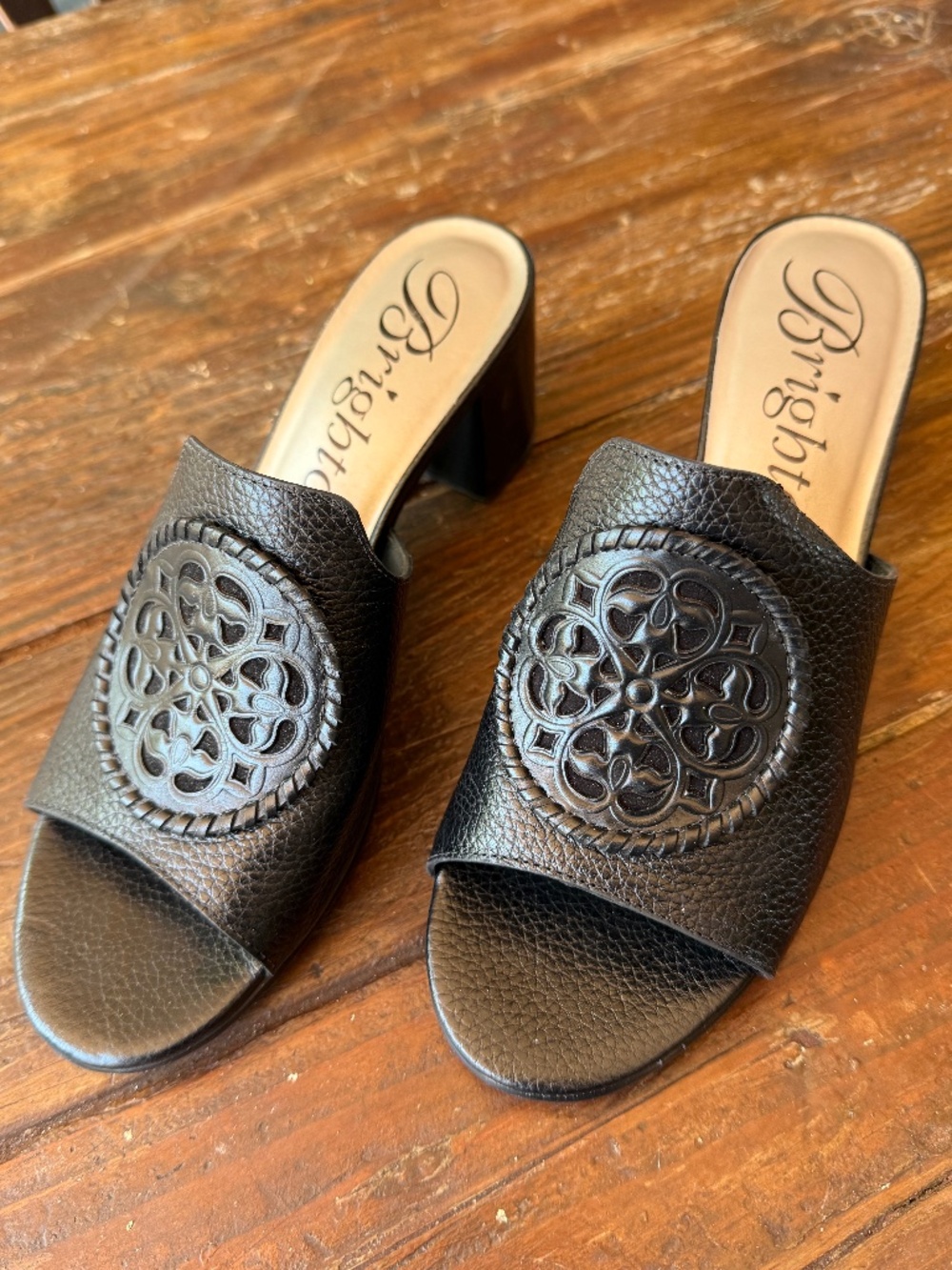 BRIGHTON TRENTO BLACK LEATHER MULES  FERRARA MEDALLION WORN ONCE 8M